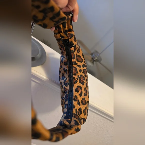 Baggu Nylon Leopard Print Shoulder Bag - Brown Animal Print - Picture 11 of 12